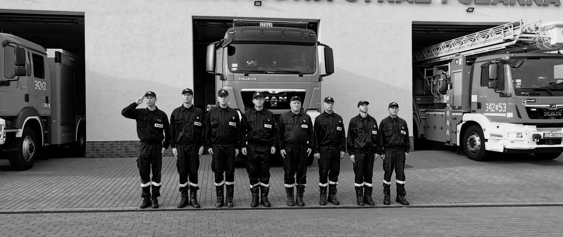 Zdjęcie przedstawia funkcjonariuszy PSP oddający hołd 