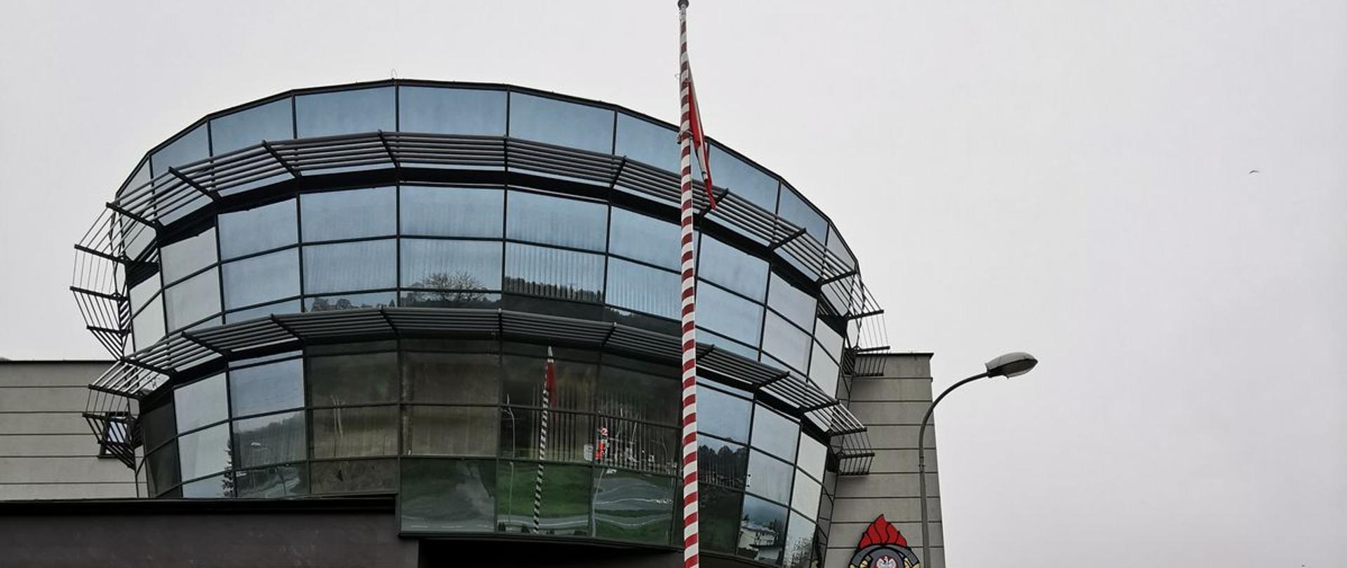 Budynek Komendy z masztem przed nim.