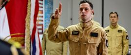 st. A. Rybacki skałada ślubowanie na sztandar w obecnosci funkcjonariuszy KP
