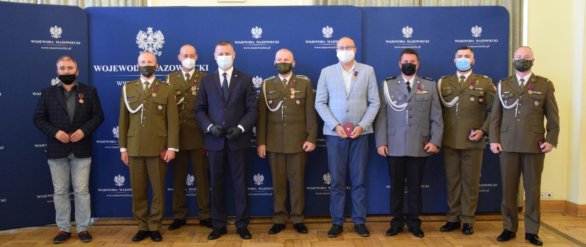 zdjęcie grupowe osób odznaczonych