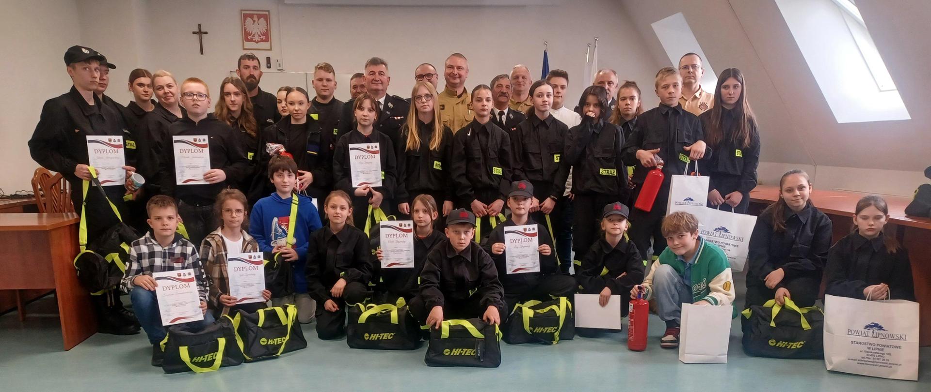 zdjęcie grupowe wszystkich uczestników wraz z opiekunami