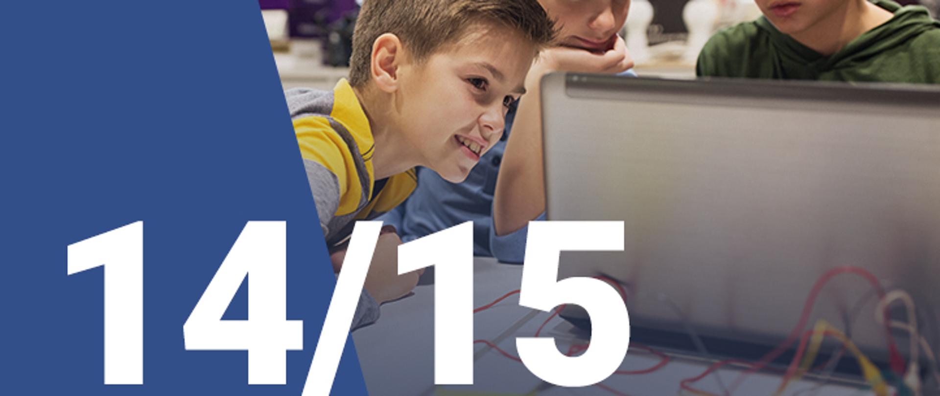Na zdjęciu widzimy trzech chłopców patrzących na ekran laptopa. W dolnym lewym rogu widoczna jest numeracja zdjęcia (14/15)