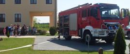 Pokaz sprzętu ratowniczego dla podopiecznych placówki na placu zewnętrznym 