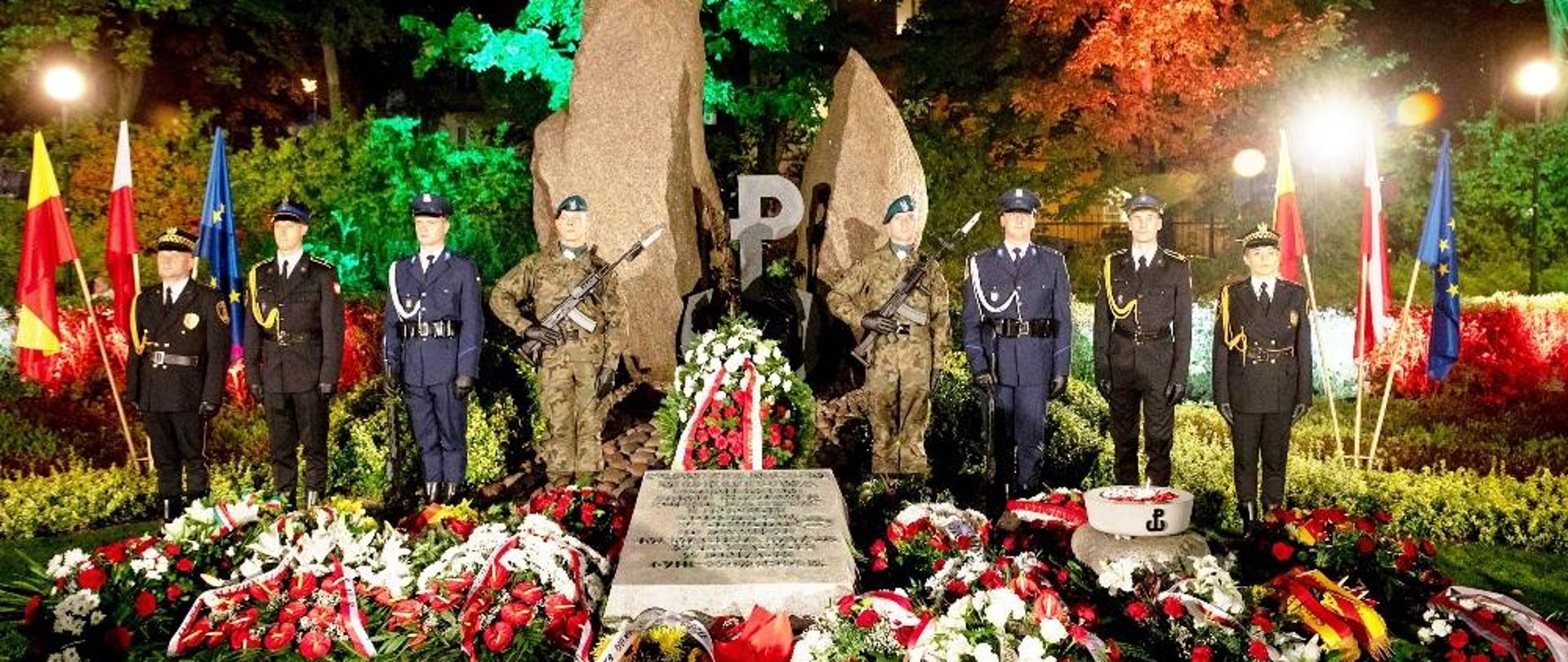 Reprezentacja służb mundurowych przy pomniku "Mokotów Walczący 1944"