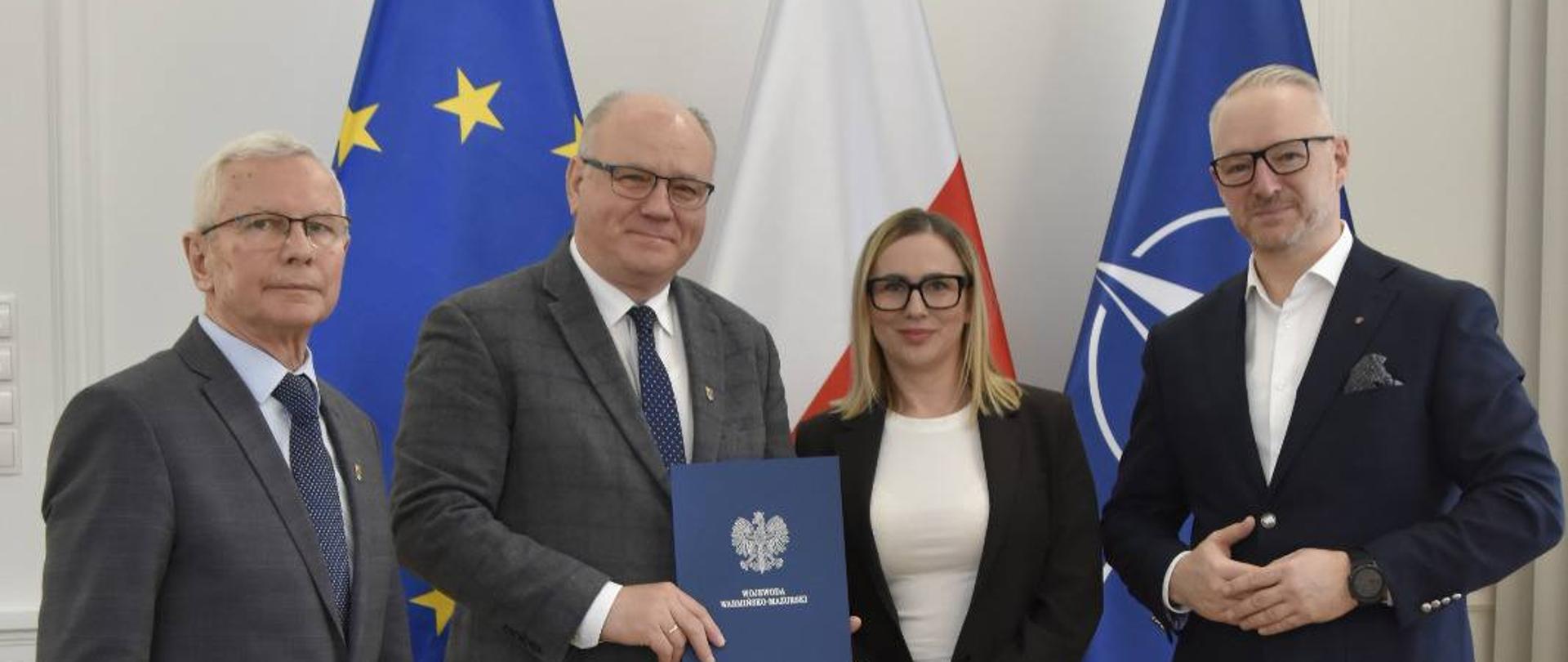 Podpisanie umowy z Powiatem Działdowskim w ramach Rządowego Funduszu Rozwoju Dróg: wojewoda Radosław Król z przedstawicielami powiatu działdowskiego.