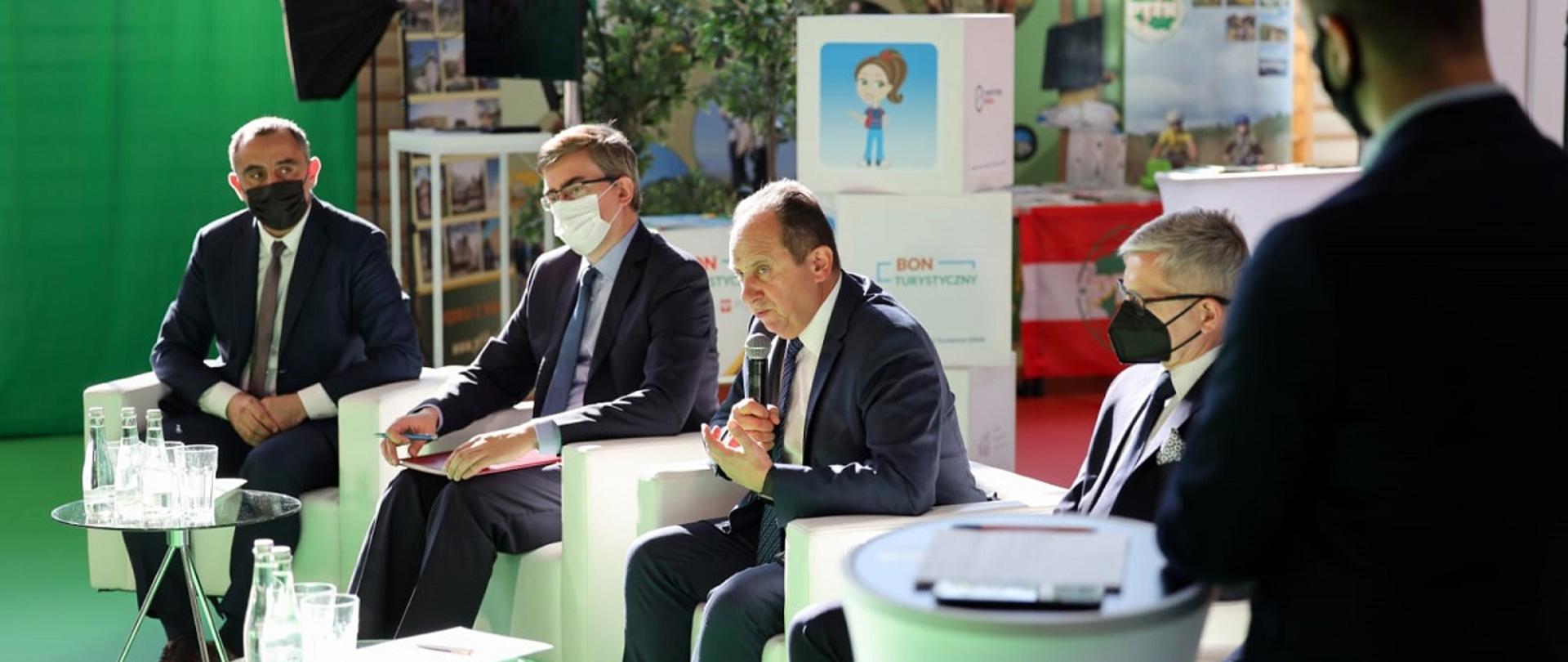 Wiceminister rozwoju i turystyki Andrzej Gut-Mostowy przemawiający podczas konferencji "Kadry dla turystyki", obok siedzą paneliści konferencji, pierwszy z lewej Rafał Szlachta