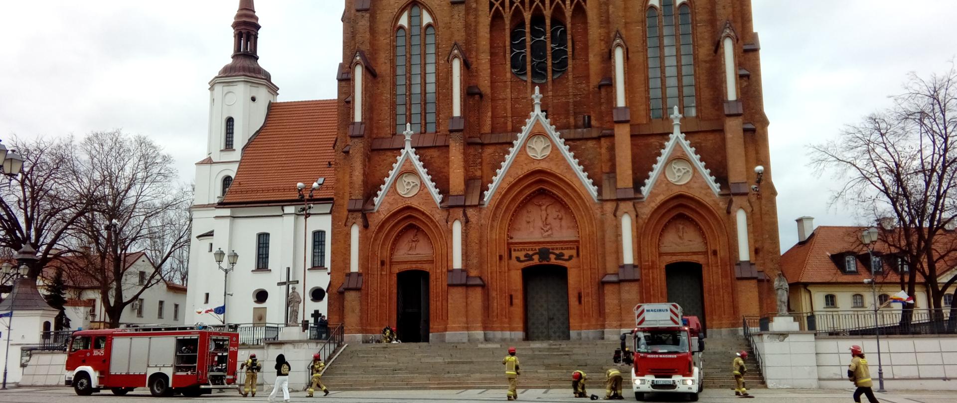 Ćwiczenia strażaków w Bazylice Archikatedralnej Wniebowzięcia Najświętszej Maryi Panny w Białymstoku.