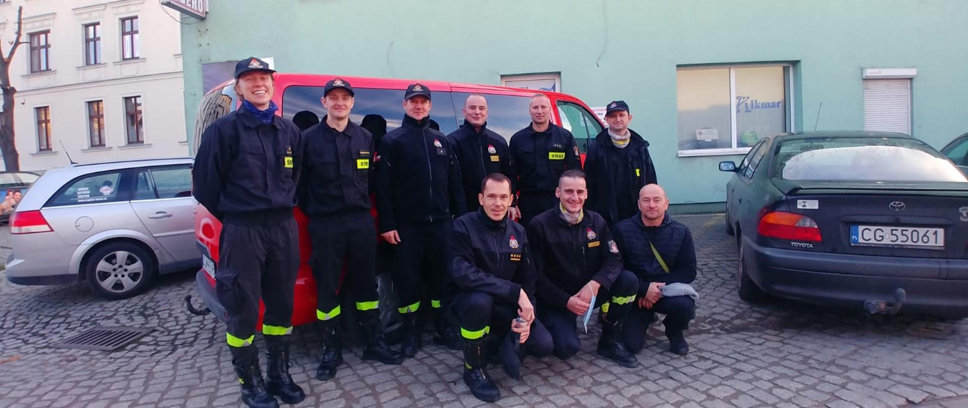 Zdjęcie strażaka w trakcie oddawania osocza