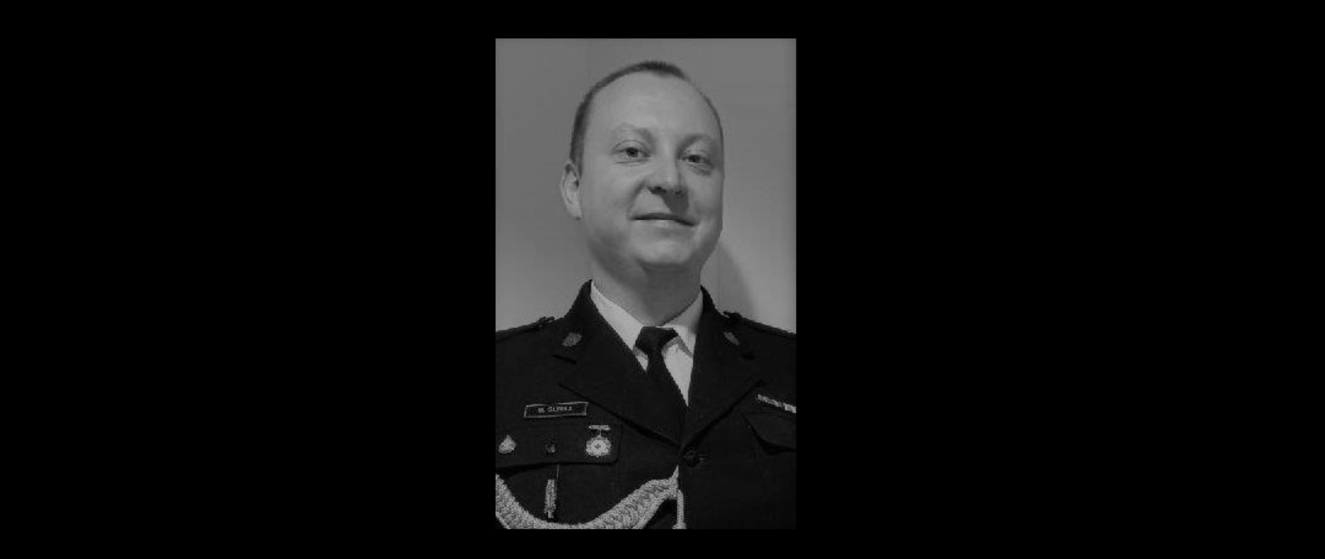 Zdjęcie portretowe czarno - białe strażaka