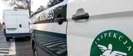 Od prawej: prawy bok oznakowanego furgonu lubuskiej Inspekcji Transportu Drogowego i widoczny tył stojącego za nim samochodu dostawczego.