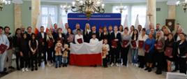 Uroczystość wręczenia aktów nadania obywatelstwa polskiego. Zdjęcie grupowe.