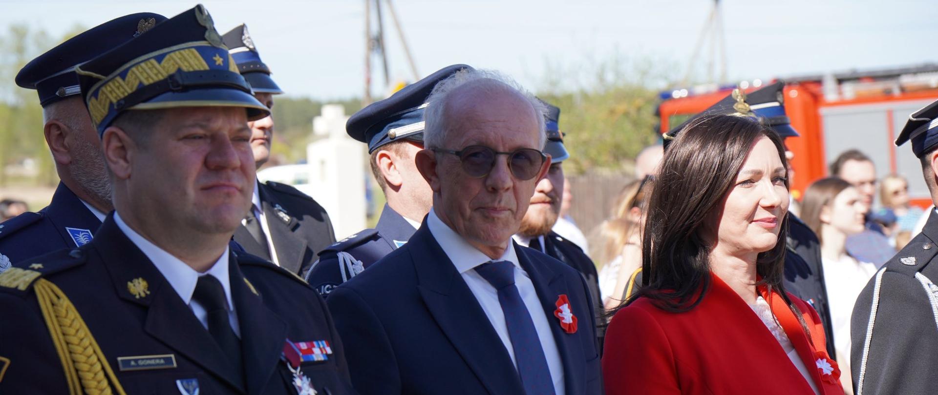 Od lewej Mazowiecki Komendant Wojewódzki PSP nadbryg. Artur Gonera, Minister Wisław Leśniakiewicz, Członkini Zarządu Województwa Mazowieckiego Anna Brzezińska.