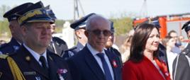 Od lewej Mazowiecki Komendant Wojewódzki PSP nadbryg. Artur Gonera, Minister Wisław Leśniakiewicz, Członkini Zarządu Województwa Mazowieckiego Anna Brzezińska.