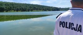 Policjant patrolujący nabrzeże zbiornika wodnego 