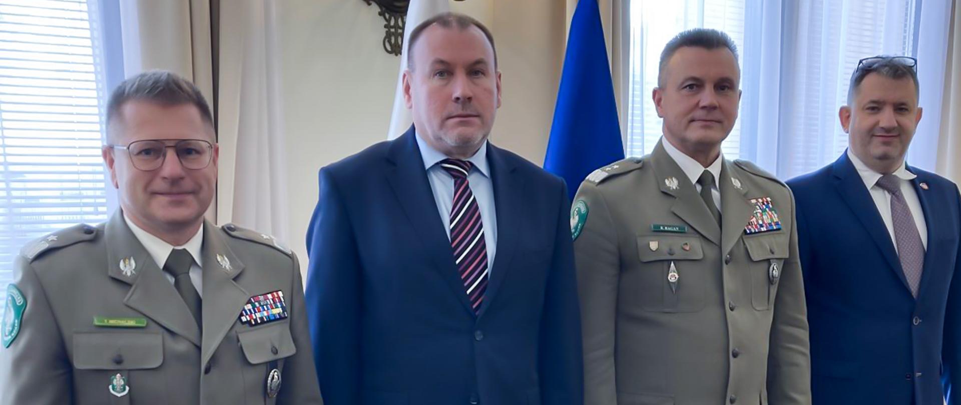 Uczestnicy spotkania kierownictwa Krajowej Administracji Skarbowej i Straży Granicznej.