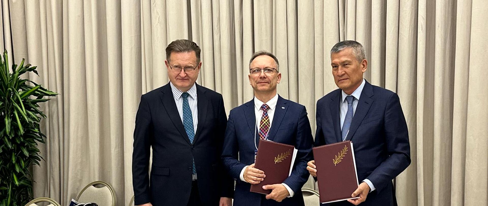Na zdjęciach widoczni są: Marian Przeździecki – Chargé d’Affaires a.i. Rzeczypospolitej Polskiej w Uzbekistanie Khursanov Abdulla Khalmuradovich – Dyrektor Generalny „Almalyk MMC” s.d.; ; Piotr Szewczyk – Prezes Zarządu APS Energia S.A. 