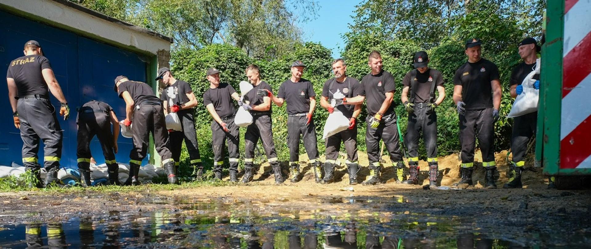 Strażacy z województwa pomorskiego walczą z powodzią i jej skutkami