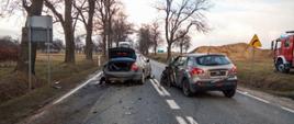 Zdjęcie przedstawia rozbite pojazdy na drodze krajowej nr 72 w Głuchowie oraz pojazd straży pożarnej.