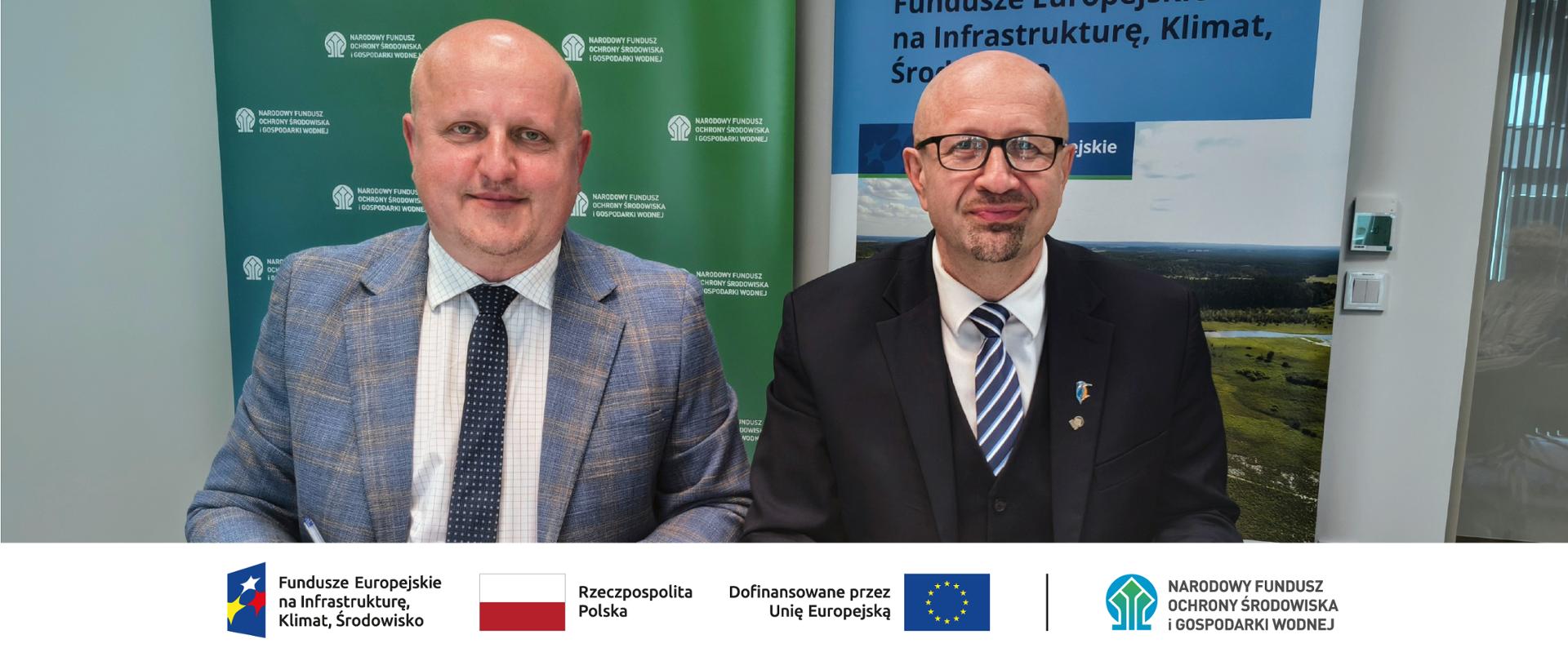 Na zdjęciu od lewej strony: Marek Kieliszek, prezes zarządu Przedsiębiorstwa Wodociągów i Kanalizacji „Delfin” Sp. z o.o., Robert Gajda, zastępca prezesa zarządu NFOŚiGW. W stopce grafiki ciąg logotypów: Fundusze Europejskie na Infrastrukturę, Klimat, Środowisko, flaga Rzeczypospolita Polska, flaga UE i Dofinansowane przez UE, NFOŚiGW.