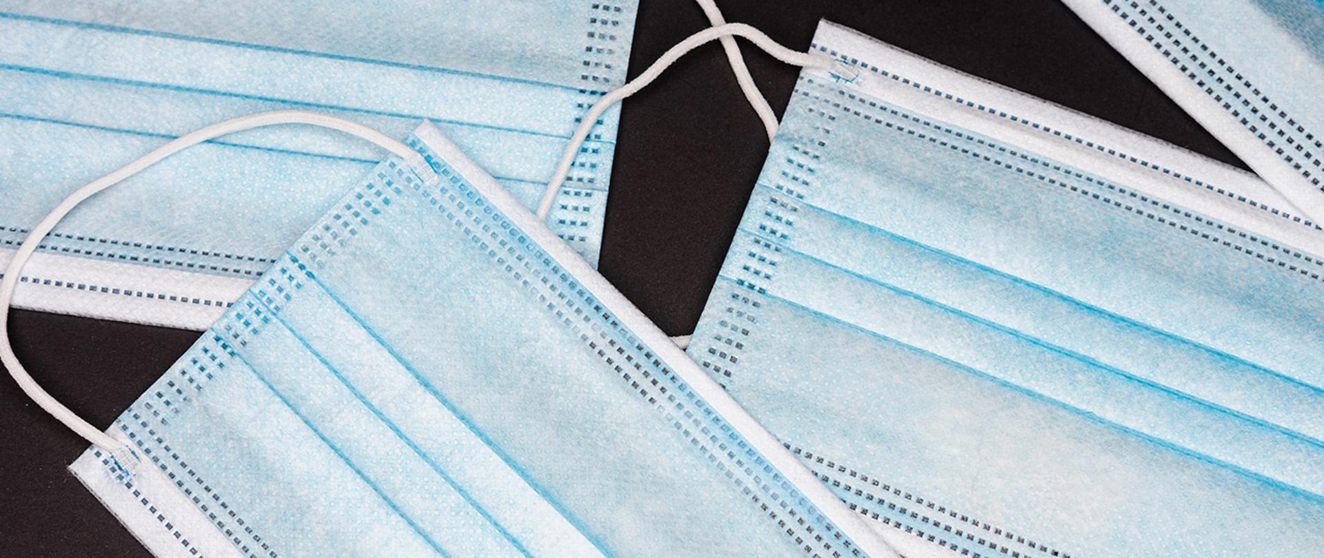 Zdjęcie poglądowe przedstawiające kilka sztuk masek fizelinowych