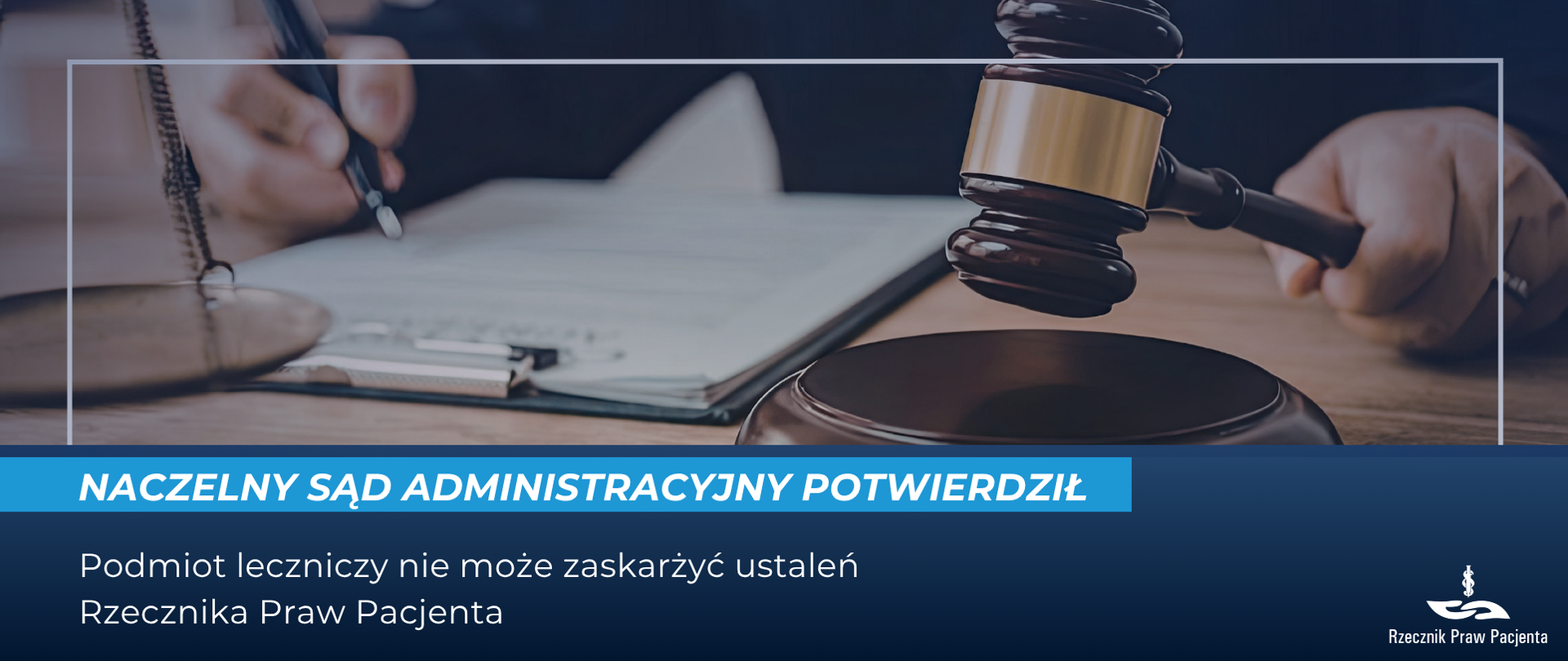 Grafika przedstawia na pierwszym planie młotek sędziowski, w tle dokumenty i ręka z długopisem. Pod spodem biały napis na niebieskim pasku Naczelny Sąd Administracyjny potwierdził, niżej biały napis na granatowym tle podmiot leczniczy nie może zaskarżyć ustaleń Rzecznika Praw Pacjenta. W prawym dolnym rogu białe logo Rzecznika Praw Pacjenta.