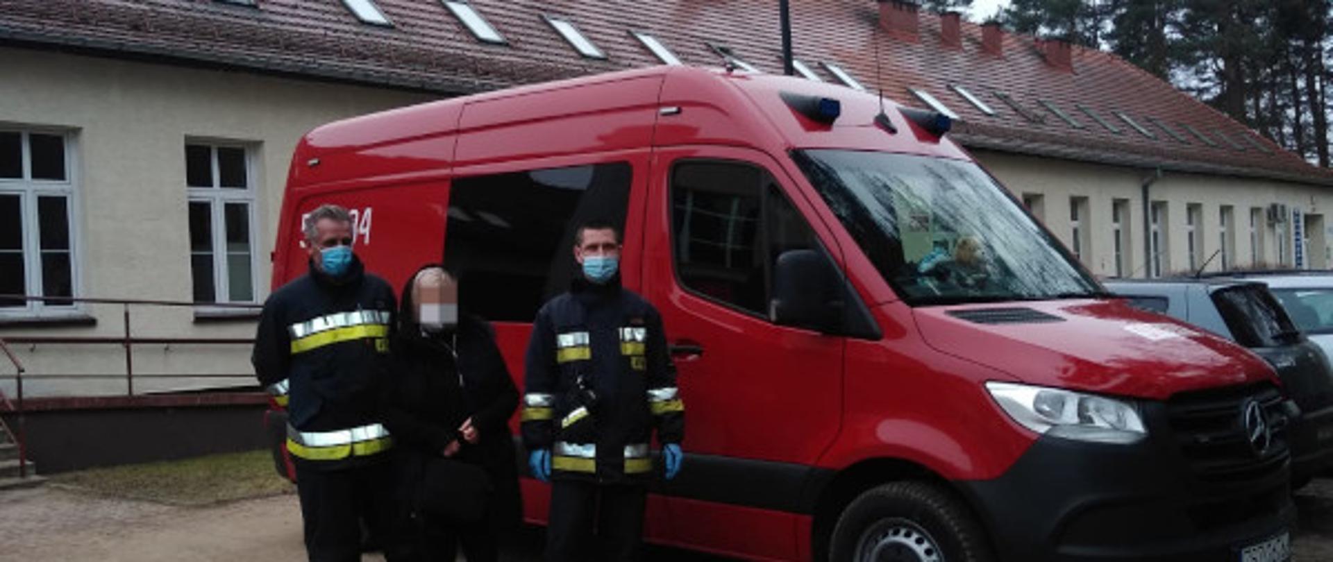 Strażacy z jednostki OSP Łubowo pomagają dotrzeć do punktu szczepień seniorom