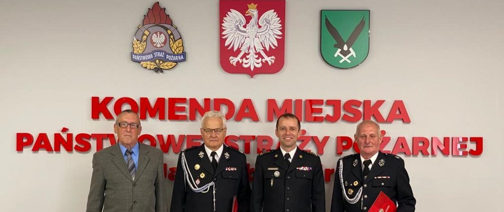 Wspólne pamiątkowe zdjęcie Komendanta Miejskiego PSP w Jastrzębiu-Zdroju z druhami OSP