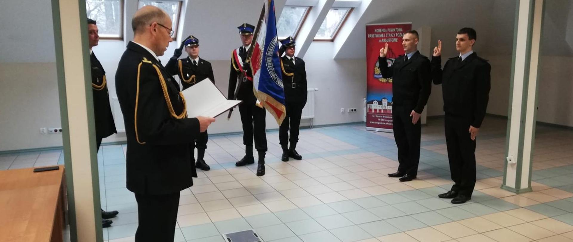 Na zdjęciu widoczni strażacy oraz poczet sztandarowy podczas uroczystej zbiórki 