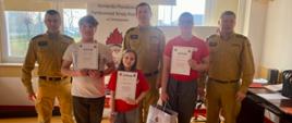 Funkcjonariusze KP PSP w Ciechanowie podczas eliminacji powiatowych do OTWP 2025 wraz z uczestnikami konkursu