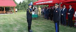 Dowódca uroczystości st. kpt. Damian Górski składa meldunek nadbrygadierowi Tomaszowi Komoszyńskiemu