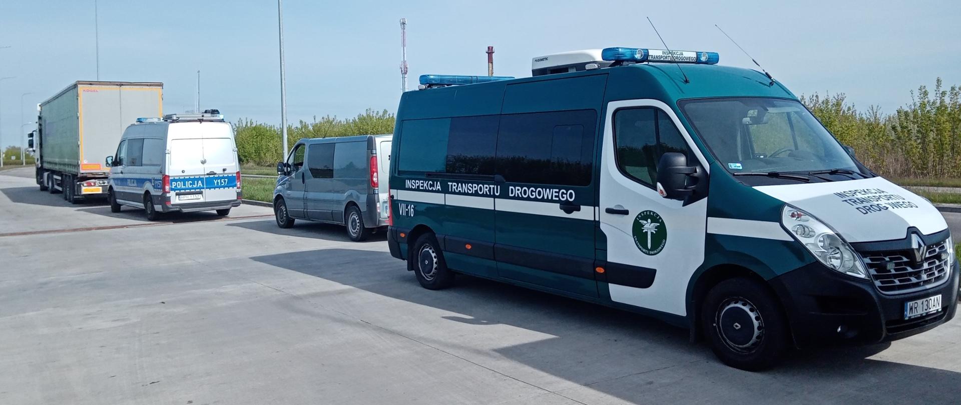 Od prawej: oznakowany furgon mazowieckiej Inspekcji Transportu Drogowego, zatrzymany do kontroli bus osobowy, oznakowany furgon Policji i ciągnik siodłowy z podpiętą naczepą. Wszystkie pojazdy stoją w wyznaczonej zatoce kontrolnej przy krajowej „dziewiątce" w Radomiu.
