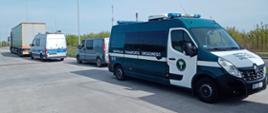 Od prawej: oznakowany furgon mazowieckiej Inspekcji Transportu Drogowego, zatrzymany do kontroli bus osobowy, oznakowany furgon Policji i ciągnik siodłowy z podpiętą naczepą. Wszystkie pojazdy stoją w wyznaczonej zatoce kontrolnej przy krajowej „dziewiątce" w Radomiu.