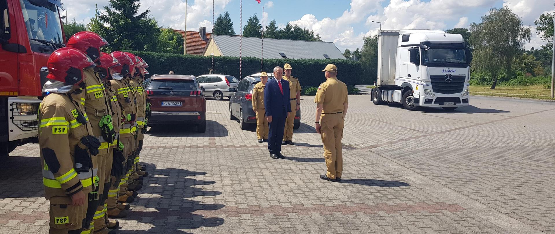 Dowódca JRG składa meldunek