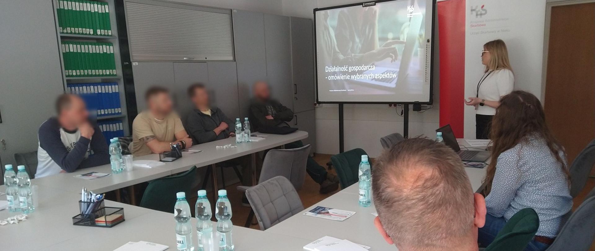 Uczestnicy siedzą w sali. Przed nimi są ekspertki.