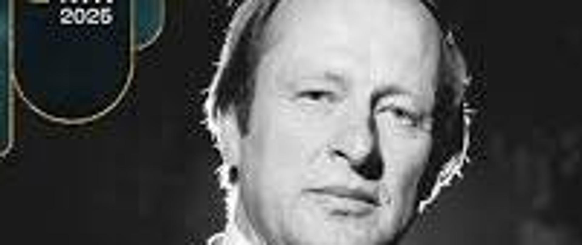 zdjęcie przedstawiające mężczyznę w kolorach czarno-białych