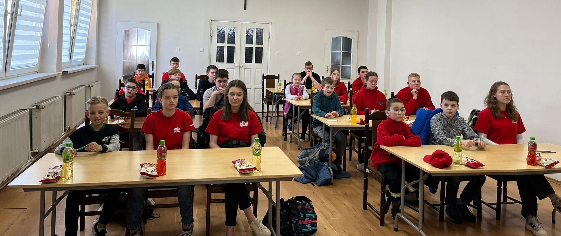 Uczestnicy przy stołach