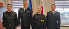 Zdjęcie przedstawia 4 funkcjonariuszy. Od lewej Krystian Jaron (starszy inspektor sekcji organizacyjno-kadrowej), Arkadiusz Labocha (Komendanta Miejski), Szostok Rafał (nowy funkcjonariusz), Łukasz Panek (dowódca JRG)