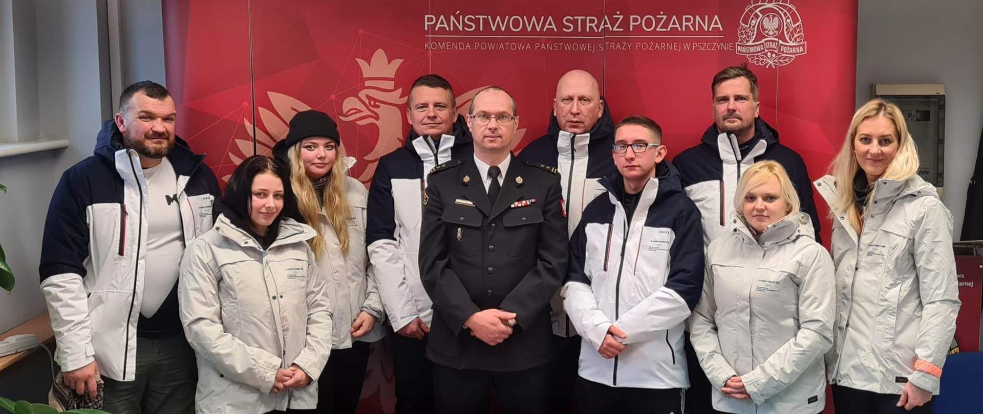 Zdjęcie przedstawia Z-cę Komendanta Powiatowego PSP wraz z członkami Akademickiego Centrum Edukacji o Auschwitz i Holokauście