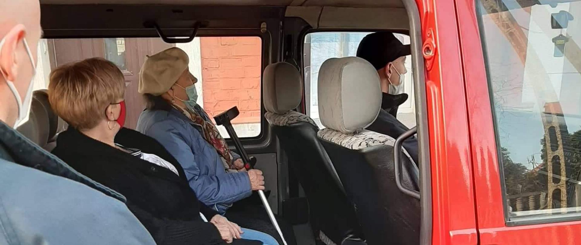 Pomoc seniorce w dotarciu do punktu szczepień przeciw COVID-19