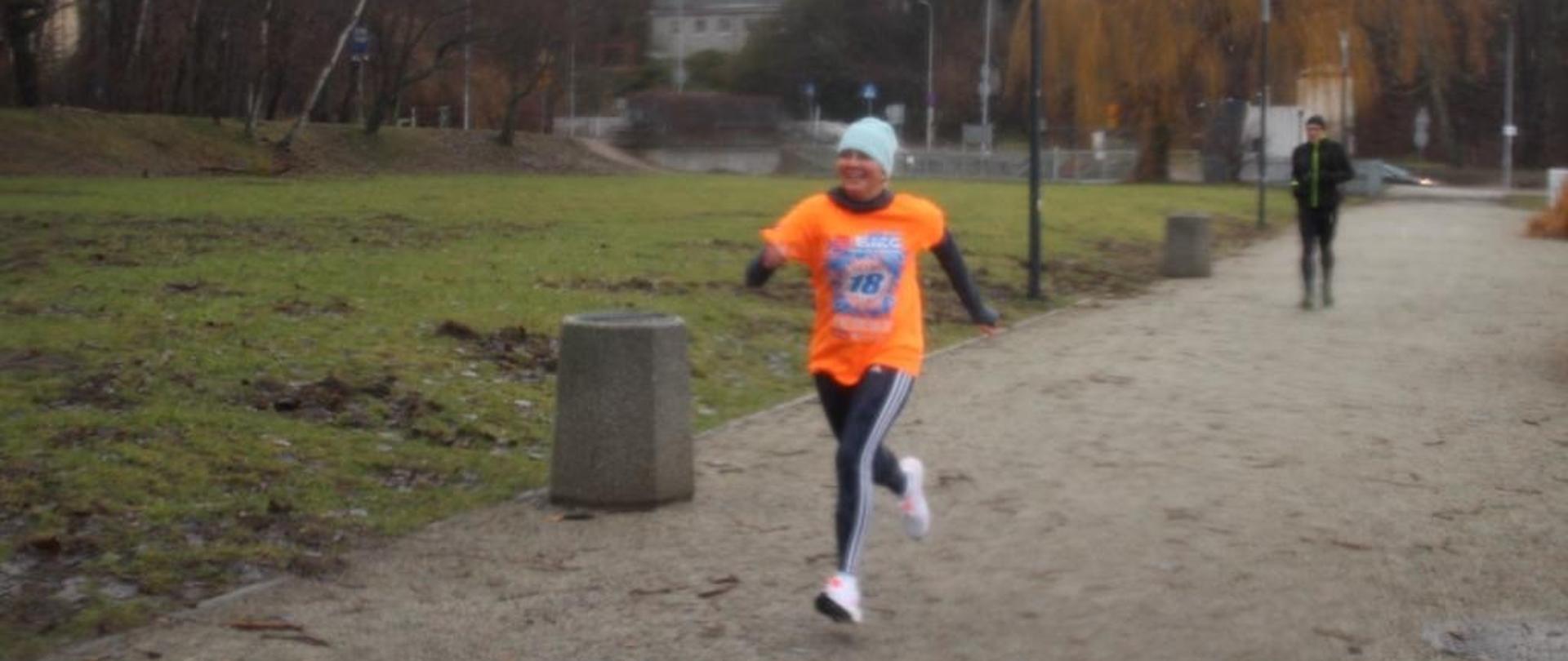 Pracownik PSSE w Gdyni w trakcie biegu