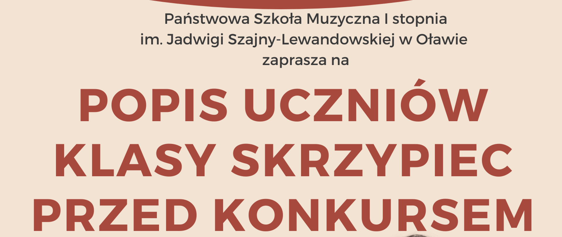 Plakat na beżowym tle. Na środku strony informacje o terminie i miejscu popisu klas skrzypiec Pani Marii Surówki. W prawym dolnym rogu dziewczynka w białej koszuli stoi i gra smyczkiem na brązowych skrzypcach. 