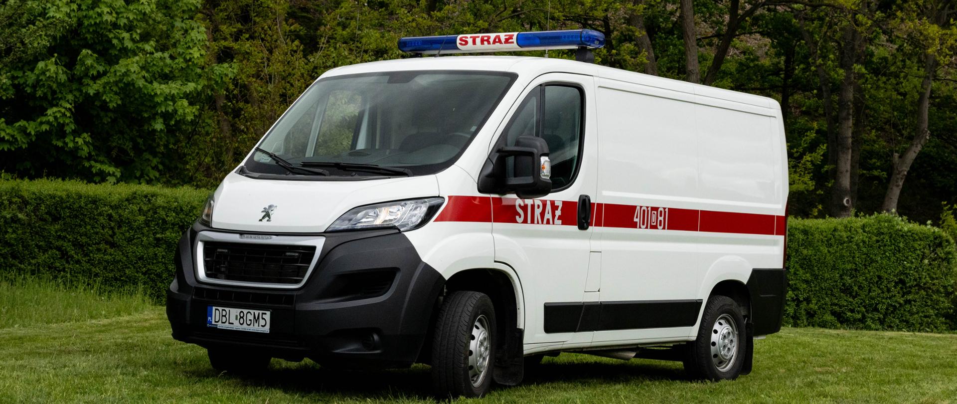 Biały, dostawczy furgon (blaszak) Peugeot Boxer wykorzystywany jako kwatermistrzowski wóz strażacki. Na boku posiada czerwony pas z białym napisem „STRAŻ” i numerem „401[D]81” oraz niebieską belkę świetlną na dachu.