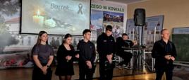 Pan dyrektor Andrzej Zdrojewski rozpoczął apel wspominając osobę tragicznie zmarłego ucznia kl. V TMR - Bartka