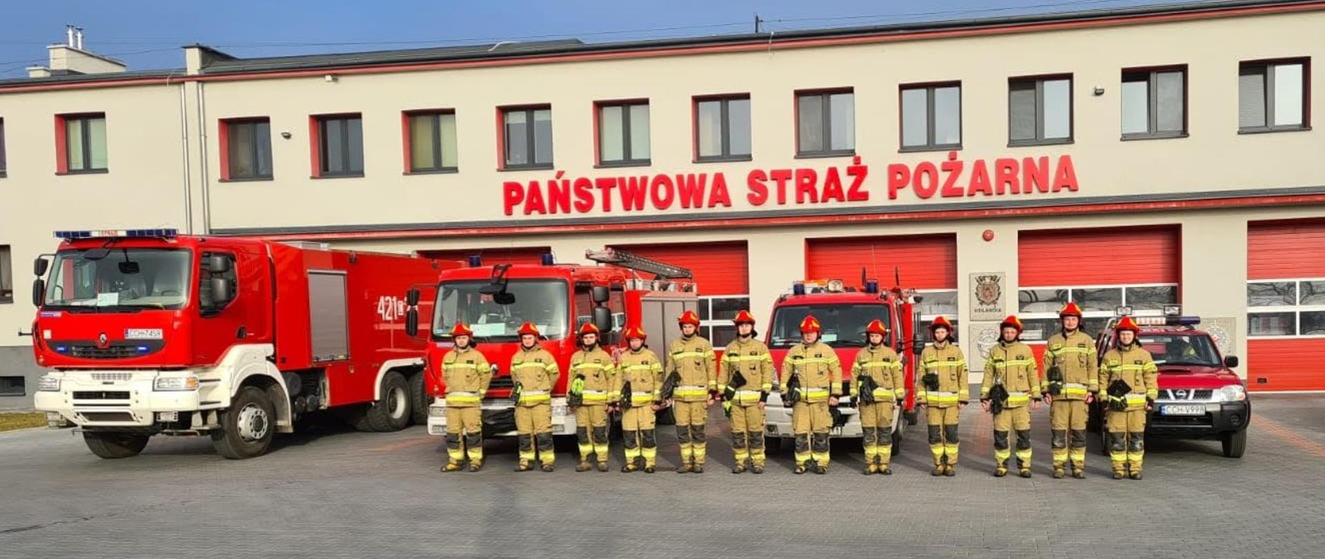 Na zdjęciu znajdują się strażacy z JRG Chełmno przed remizą podczas minuty ciszy w hołdzie poległym strażakom z Ukrainy.