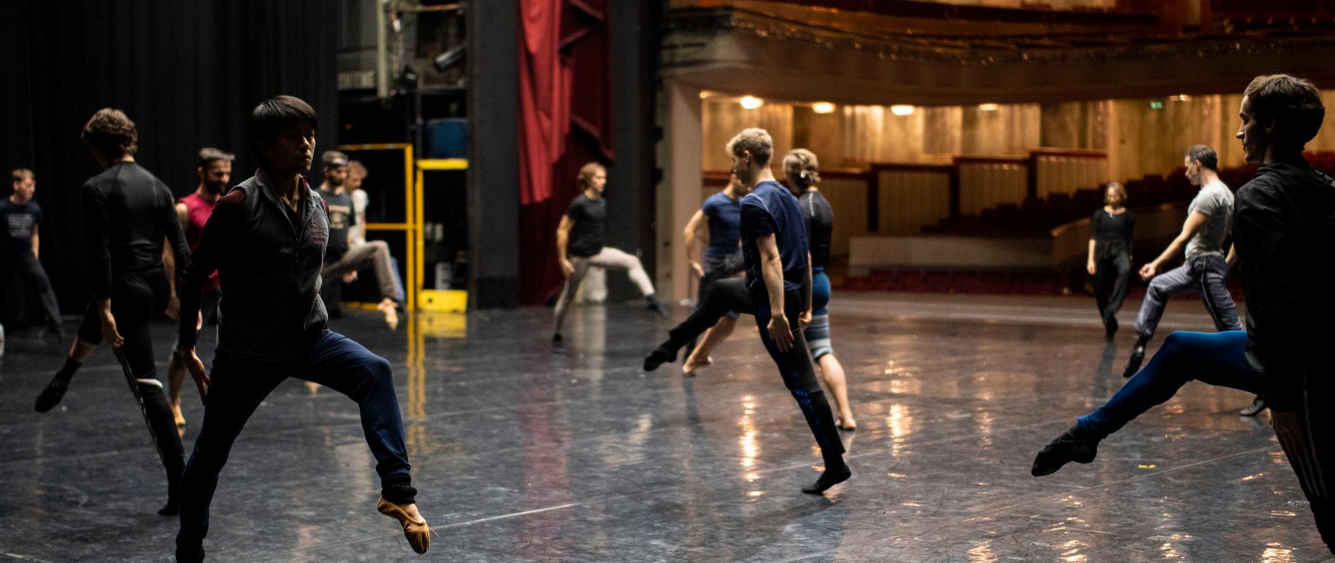 Tancerze podczas próby w Teatrze Wielkim - Operze Narodowej, fot Anna Gryczon