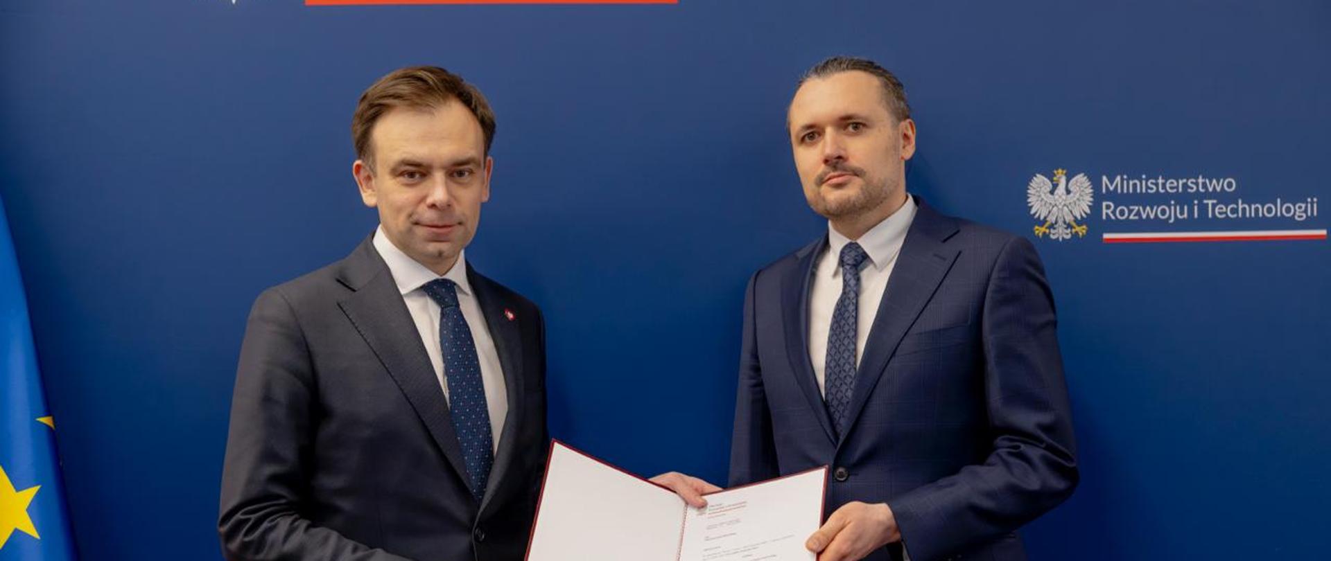 Minister Finansów i Gospodarki Andrzej Domański wręcza nominację Pawłowi Krzysztofowi Smolińskiemu na stanowisko Prezesa Urzędu Dozoru Technicznego