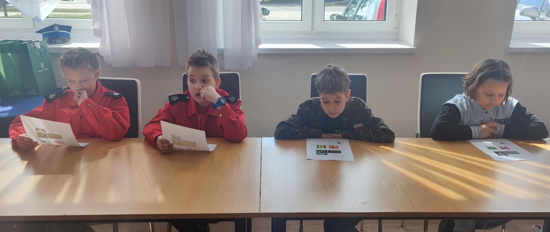 Na zdjęciu uczestnicy eliminacji powiatowych Ogólnopolskiego Turnieju Wiedzy Pożarniczej powiatu pabianickiego podczas rozwiazywania testu.