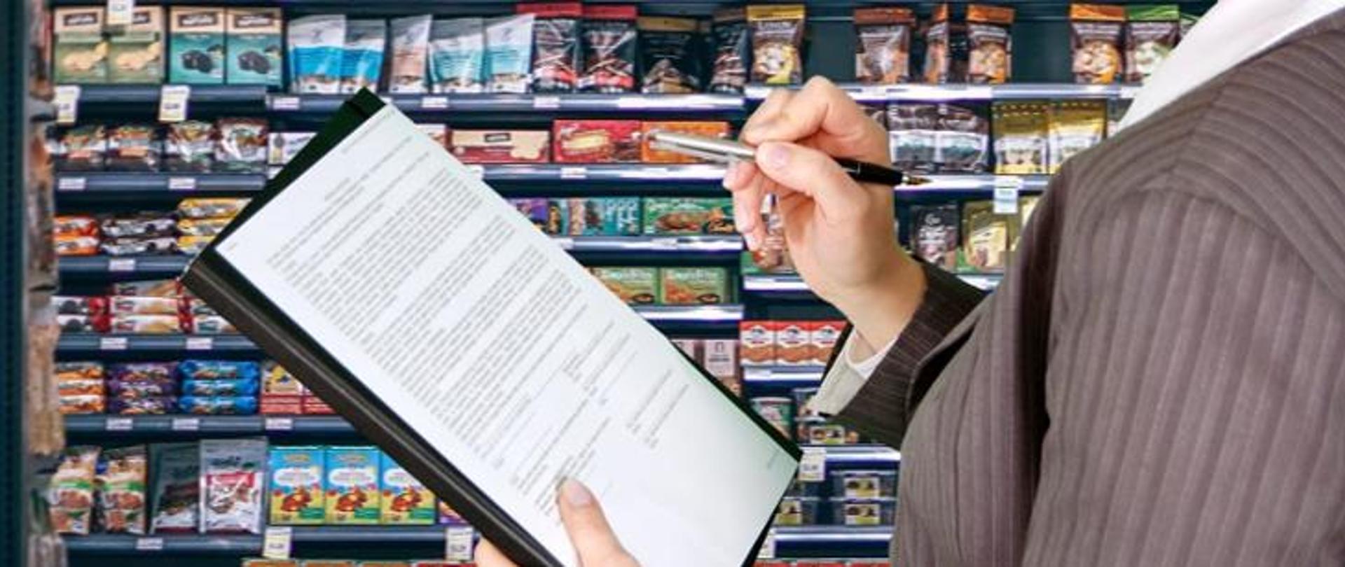 osoba sprawdzająca poprawność znakowania produktów w sklepie