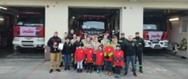 przed otwartymi garażami JRG w Sztumie stoją druhowie z OSP Szropy wraz z funkcjonariuszami PSp w Sztumie
