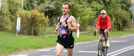 Zwycięzca biegu kpt. Piotr Manikowski podczas pokonywania trasy